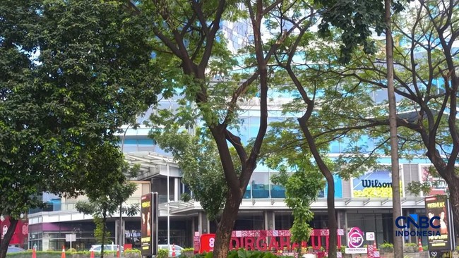 High Fence at Jakarta's Kota Kasablanka Mall Suddenly Removed