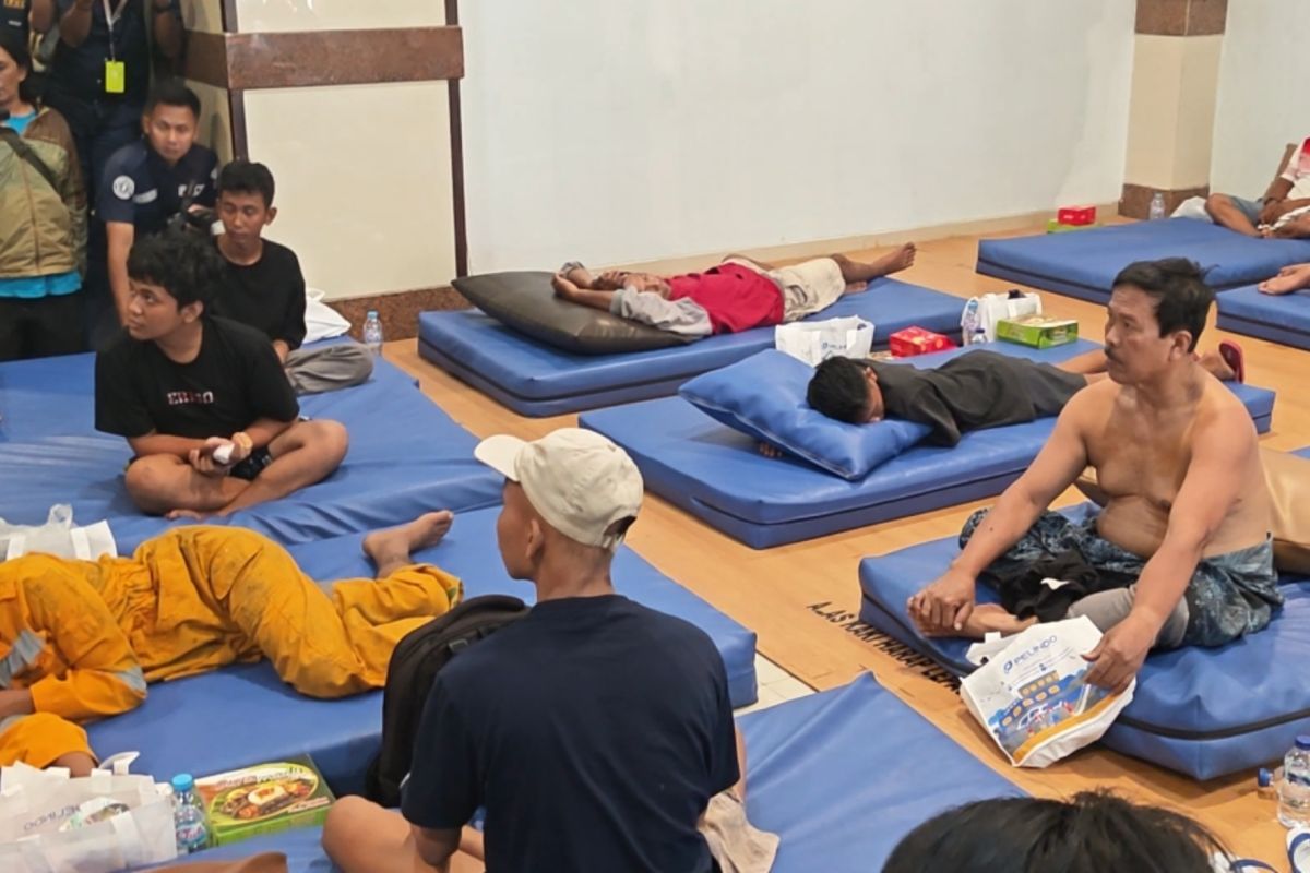 KMP Mutiara Sentosa II Victims Evacuated to Tanjung Perak Port