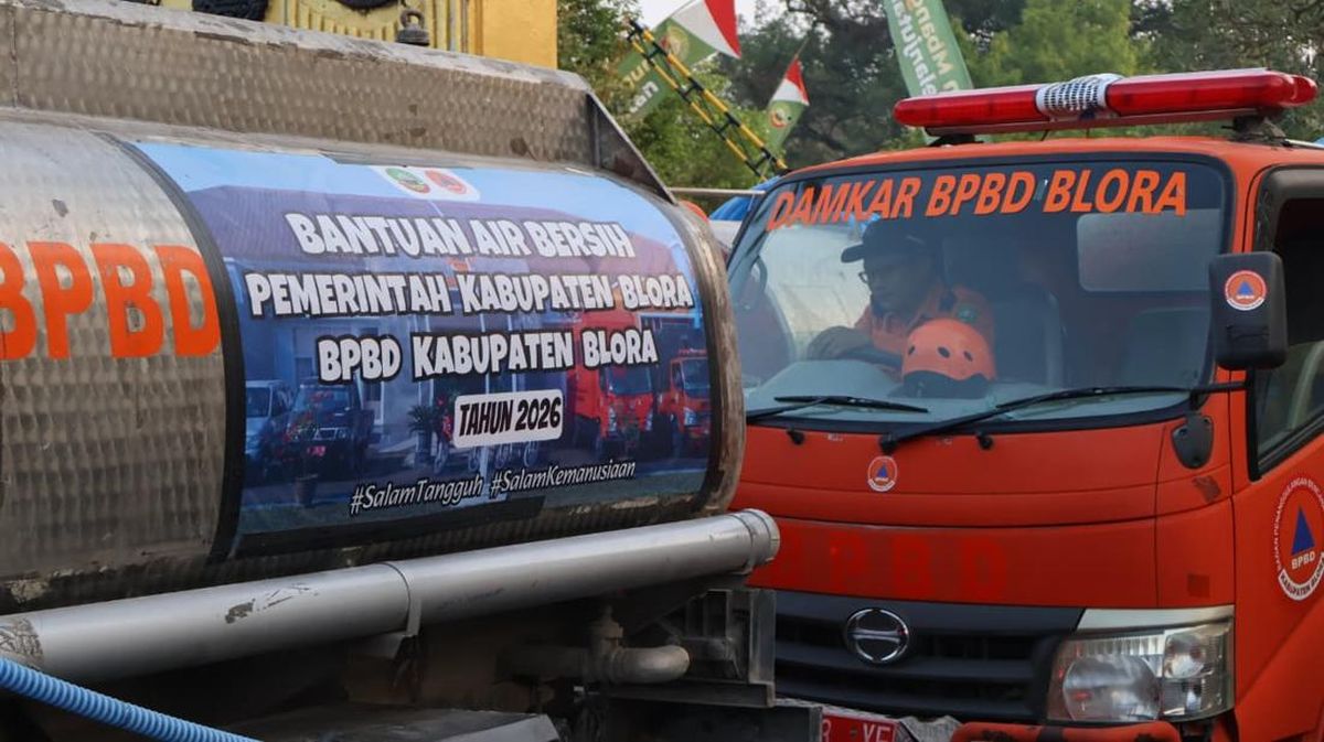 Blora Government Deploys Thousands of Water Tanks to Tackle Drought Threat