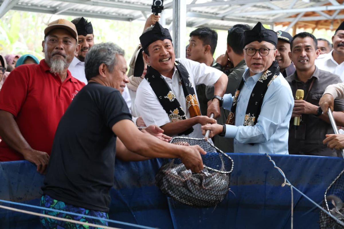 Red White Coops and free meal program create circular economy: Minister