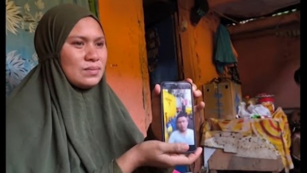 Pregnant Wife of KM Sentosa 2 Passenger Awaits News in Makassar