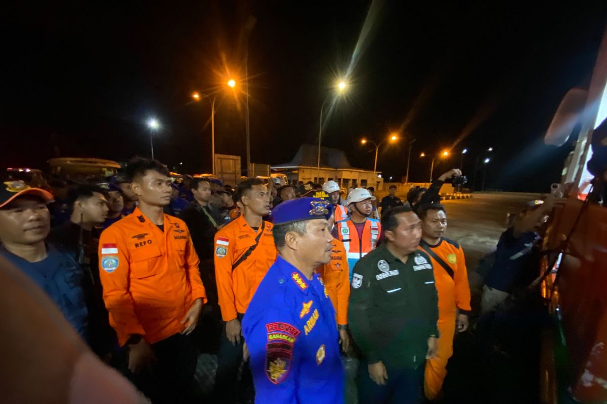 East Java Police Deploy 30 Personnel to Evacuate KMP Mutiara Sentosa 2