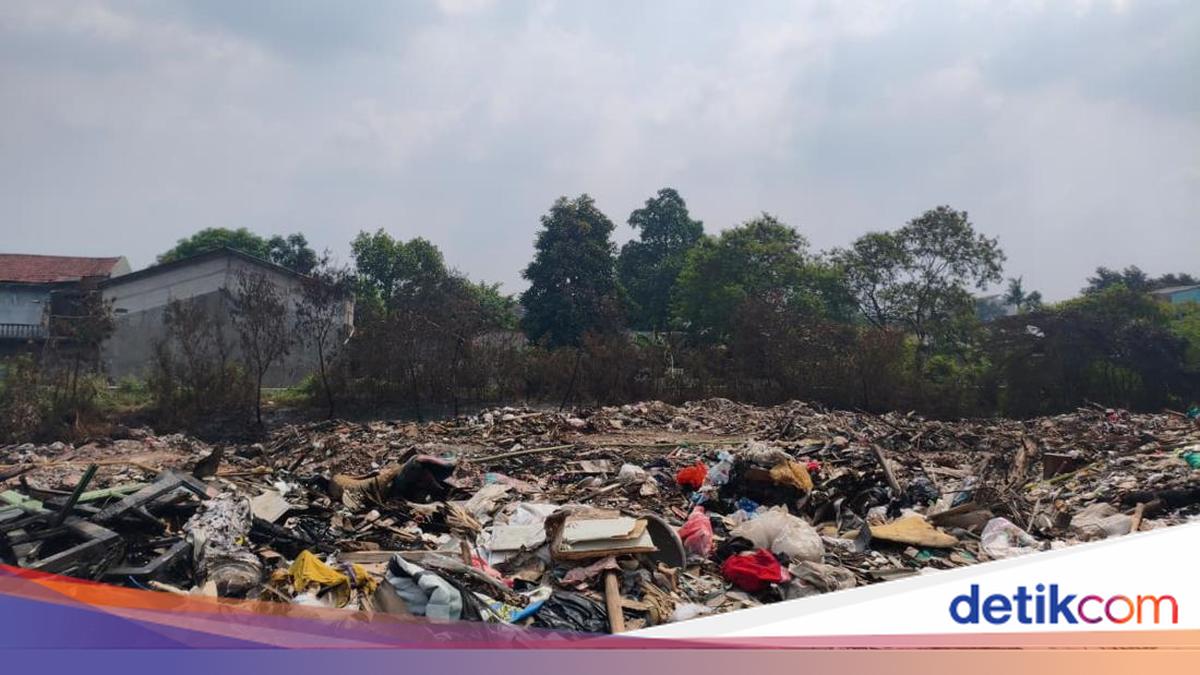 East Jakarta Illegal Dumpsite Where Firefighter Died Begins Waste Removal