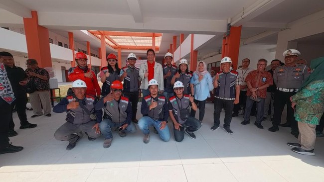 Purbaya Inspects Waskita-Built People's School, Affirms Support for Golden Indonesia