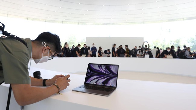 Apple's Best-Selling Laptop Suddenly Scarce, Prices Soar Dramatically
