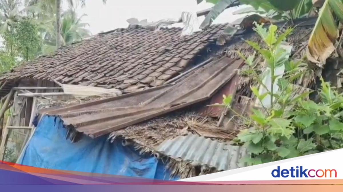 Family in Pandeglang Living in Dilapidated House, Fleeing During Strong Winds