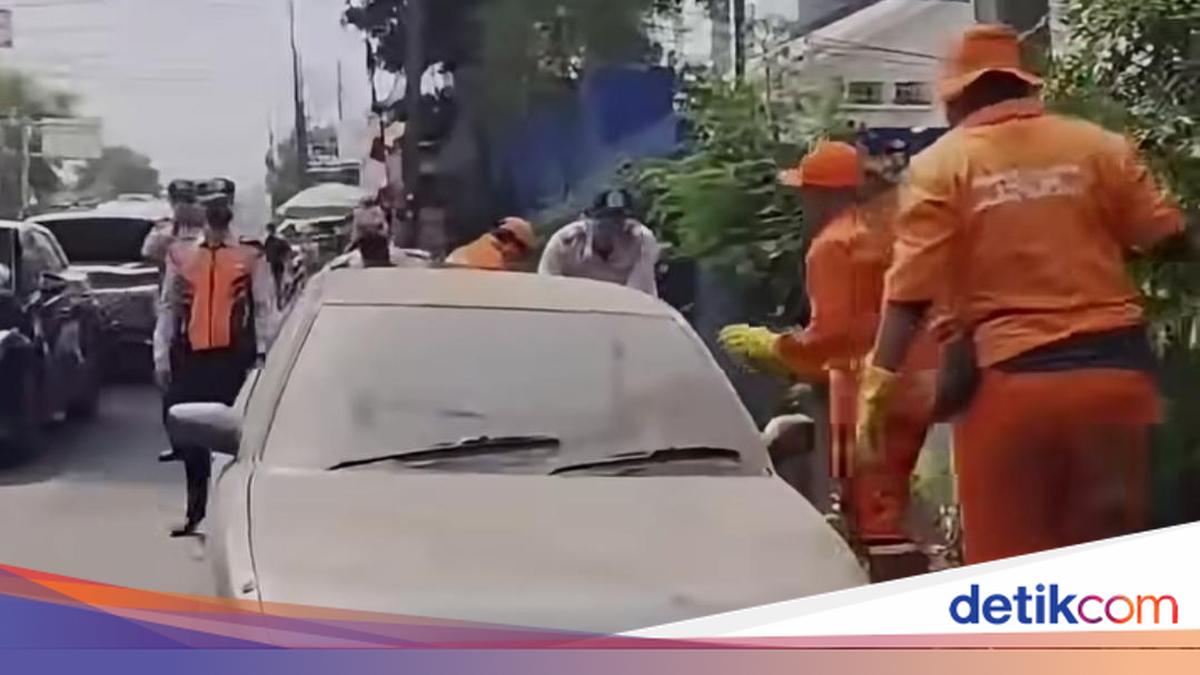 Abandoned Dust-Covered Car Removed by Authorities in Tebet After Week-Long Complaint