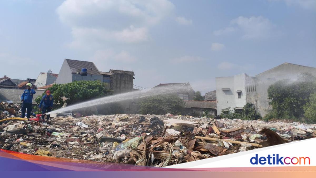 Firefighters Continue to Douse Illegal Dumpsite in Kramat Jati to Prevent Re-ignition