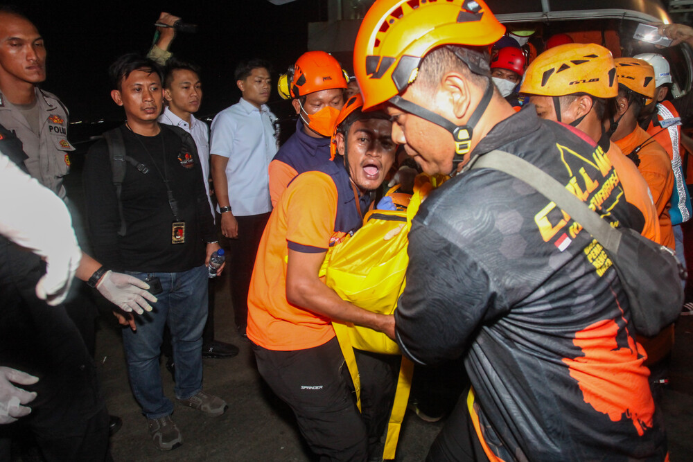 Pertamina Vessel Evacuates 17 Victims from KMP Mutiara Sentosa 2 Fire in the Java Sea