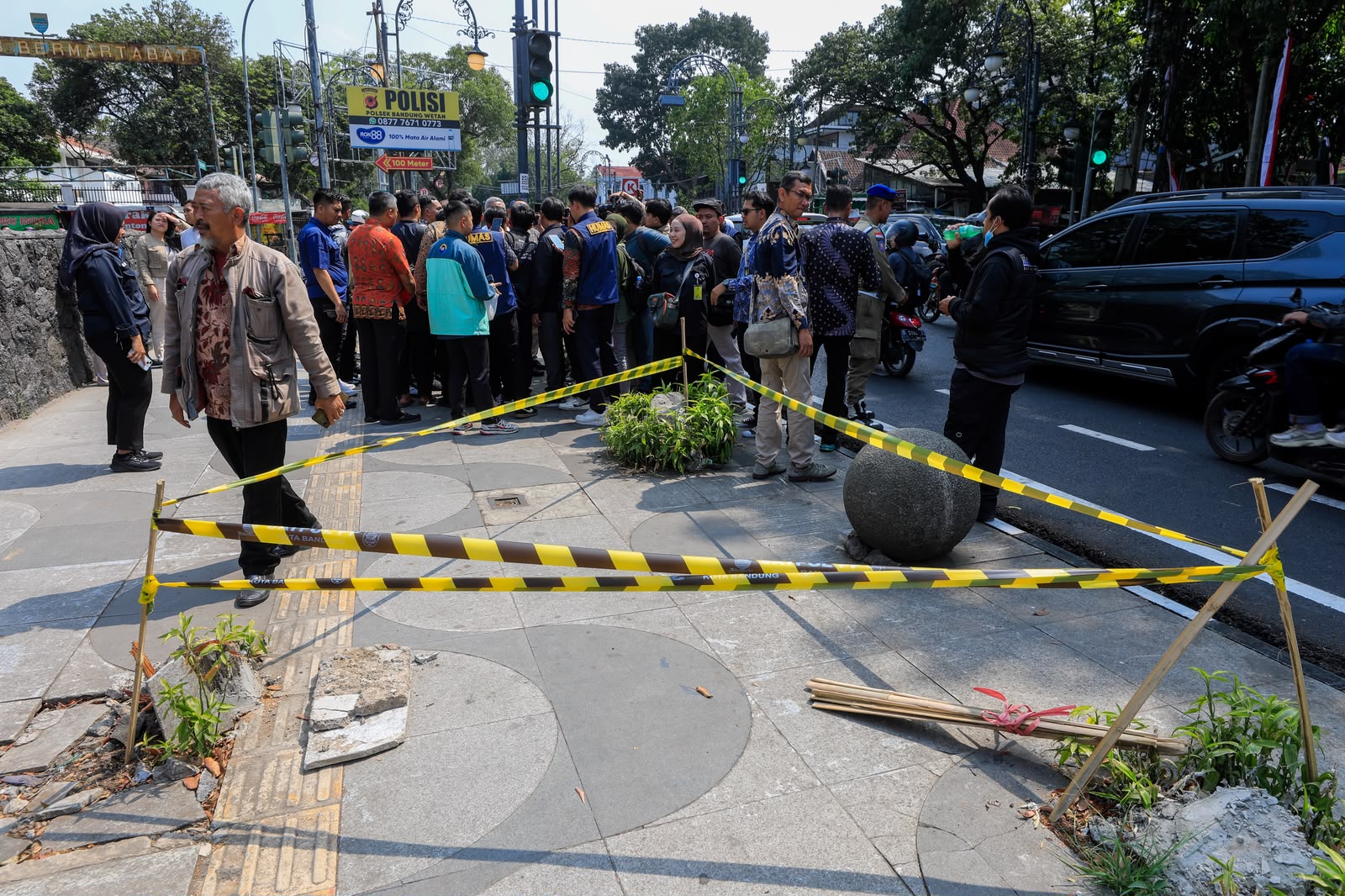Bandung City Government Investigates Business Permits on Jalan Riau Following Tree Felling on Pavement