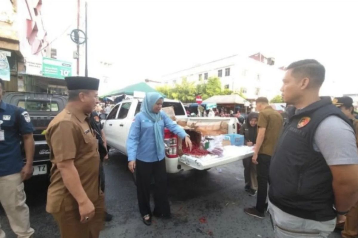 Riau TPID and Regional-Owned Enterprise Hold Five-Day Low-Cost Market in Pekanbaru and Kampar