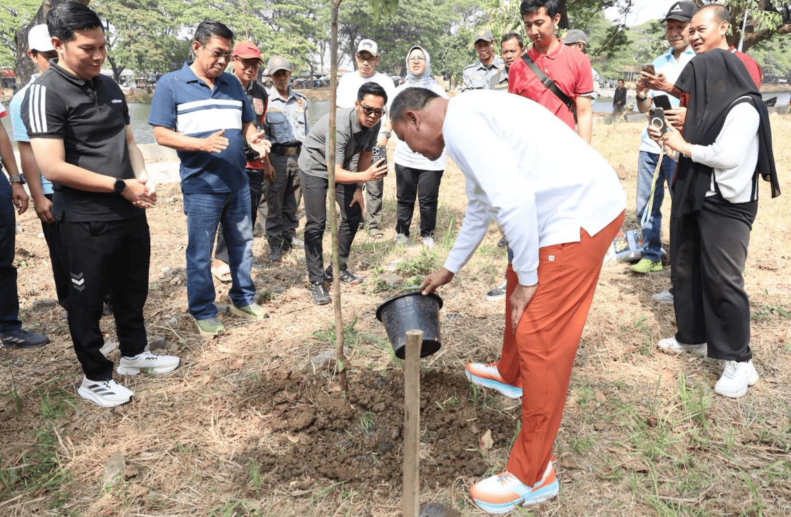 Bekasi Mayor Plants 200 Trees in Duta Harapan to Expand Green Spaces