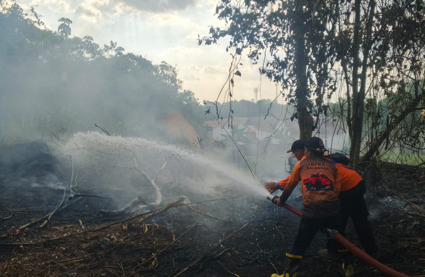 Drying Water Sources Hinder Forest Fire Suppression Efforts in South Kalimantan