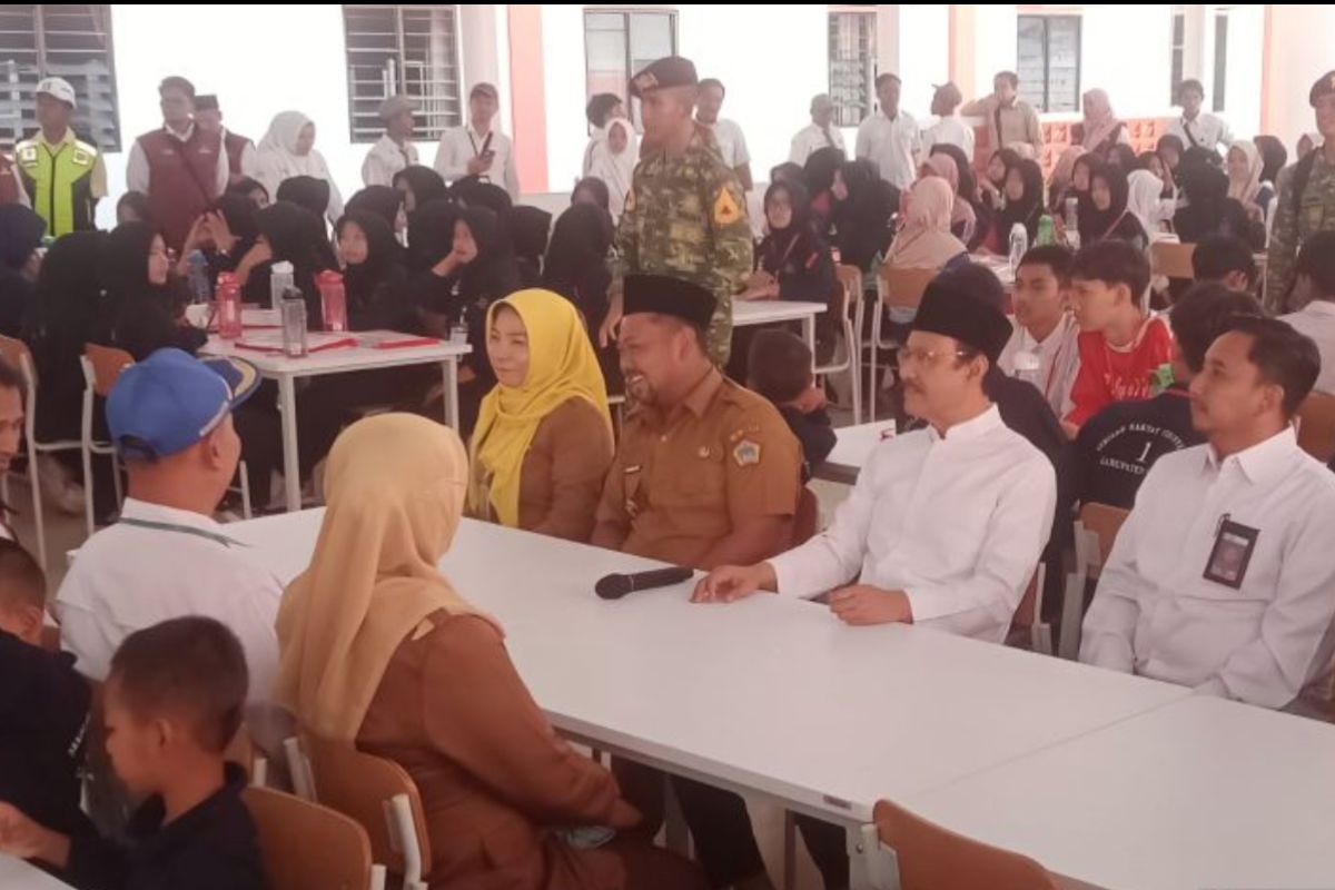 Minister deems Gresik's People's School outreach model effective
