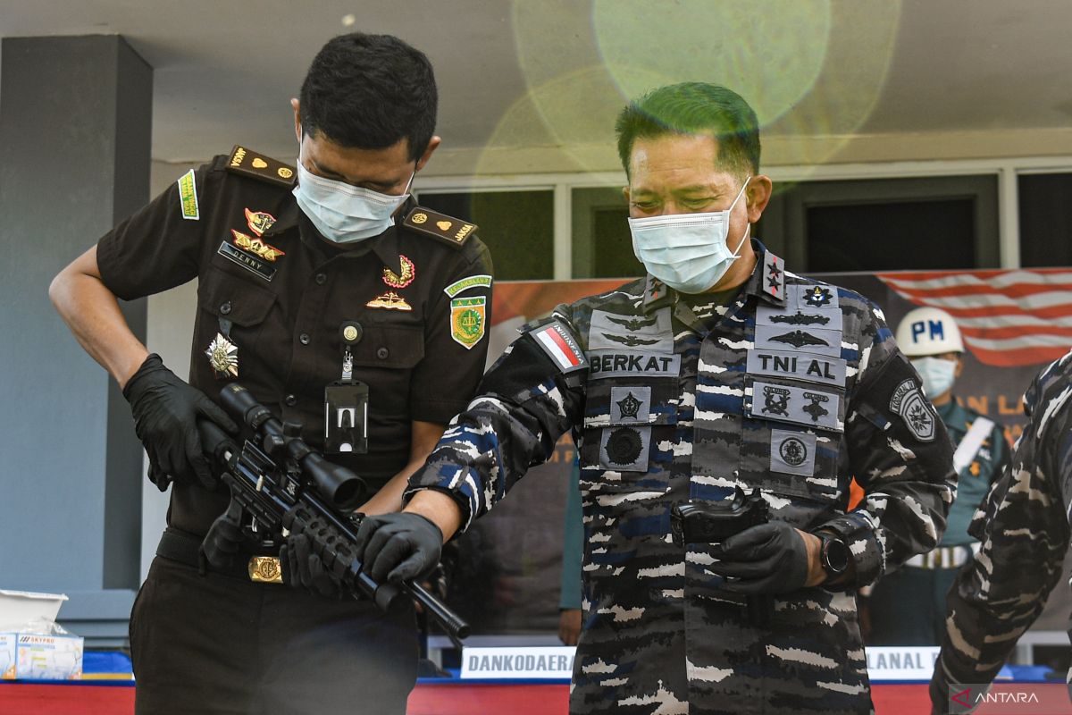 Indonesian Navy Foils Tin Smuggling Attempt in Riau Islands