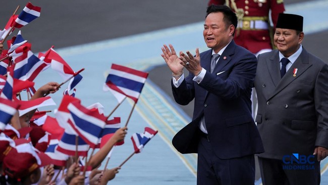 Thai PM Offers to Supply 36 Armoured Amphibious Vehicles to Prabowo