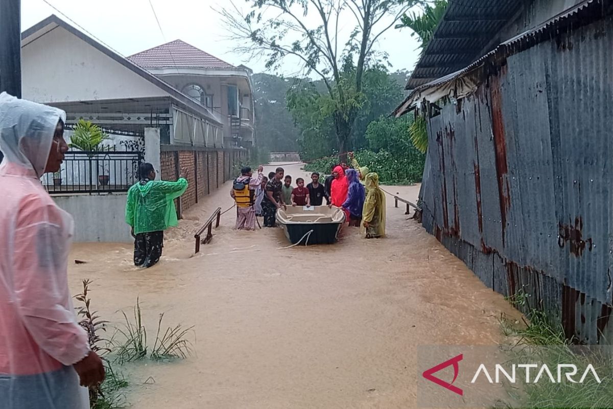 Floods Widen in Padang City, Residents Evacuated by Boat