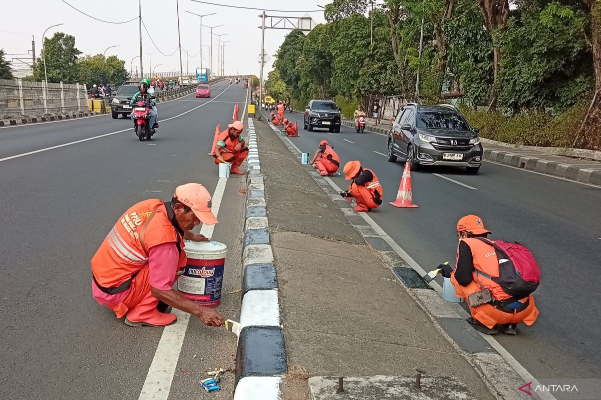 East Jakarta City Government Repaints Road Kerbs in Malaka Jaya Ahead of 81st Independence Day