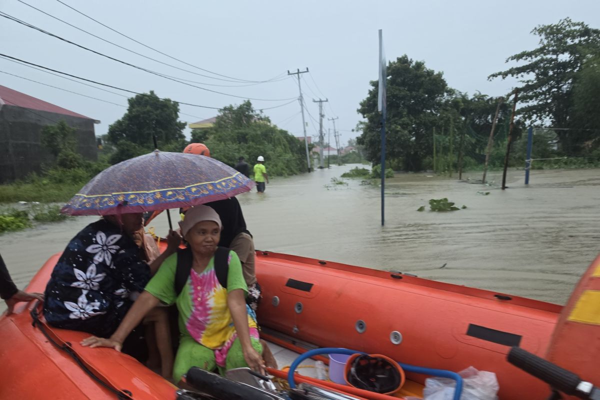 Padang BPBD Evacuates Residents from Flood-Hit Areas
