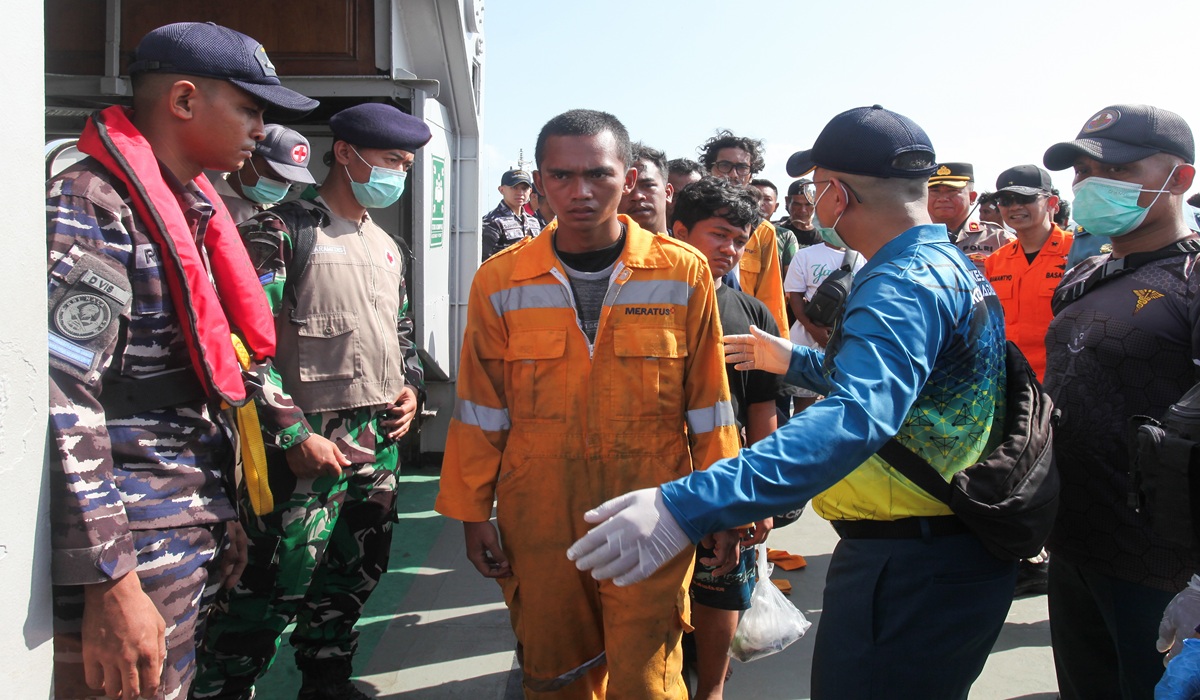 Bad Weather Prolongs Evacuation of KM Mutiara Sentosa II Fire Victims