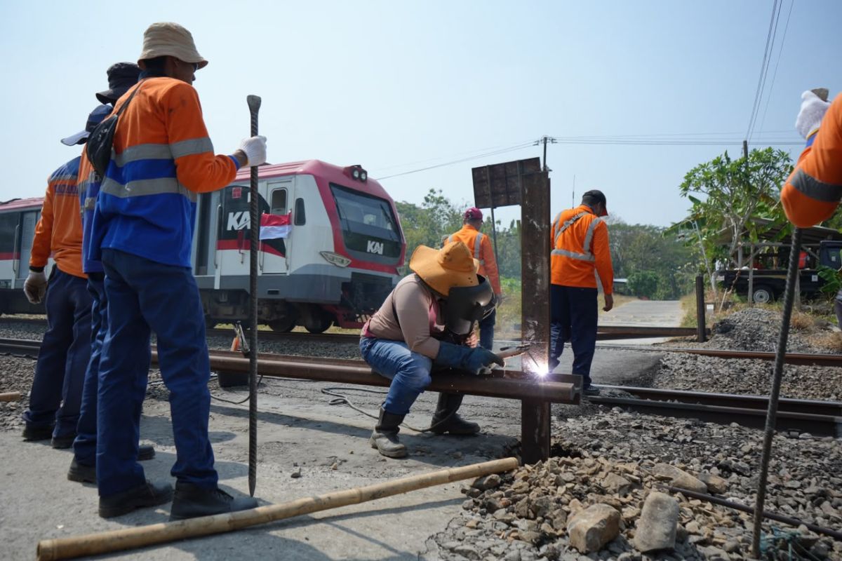 KAI Daop 6 Yogyakarta Closes Unguarded Level Crossing to Boost Rail Safety