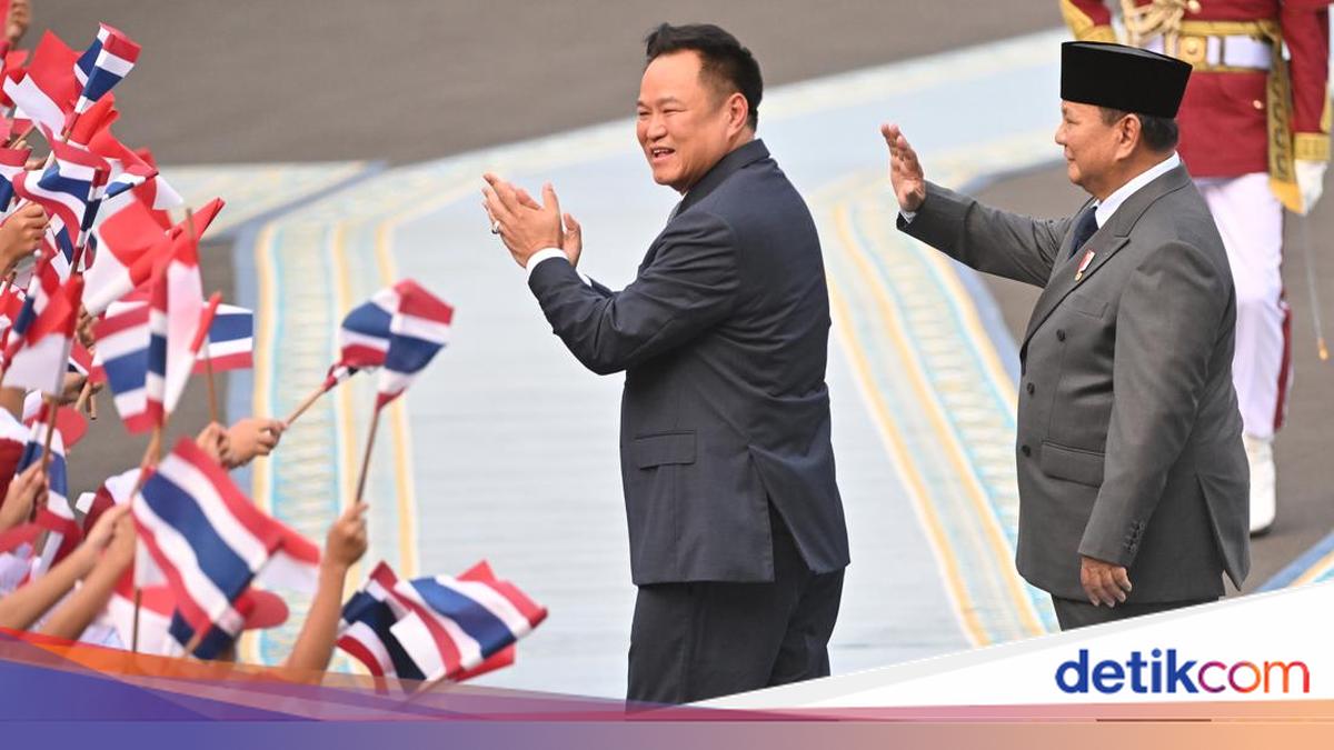 Prabowo Receives Royal Thai Armed Forces Honour from PM Charnvirakul