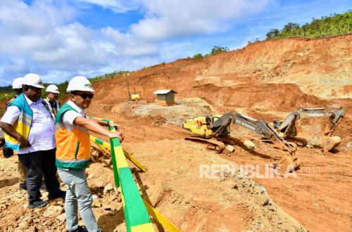Bahlil Challenges Greenpeace to Prove Claims of Three New Mining Permits