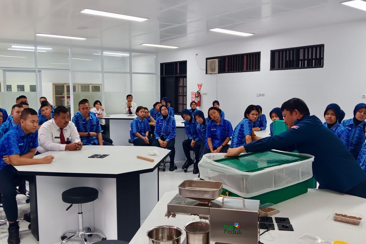 PLN and IT PLN Prepare Human Resources for Energy Transition with Renewable Energy Training for High School Students