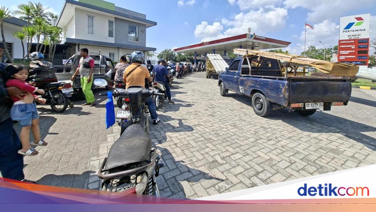 West Lombok Residents Complain of Long Queues When Buying Pertalite at Petrol Stations