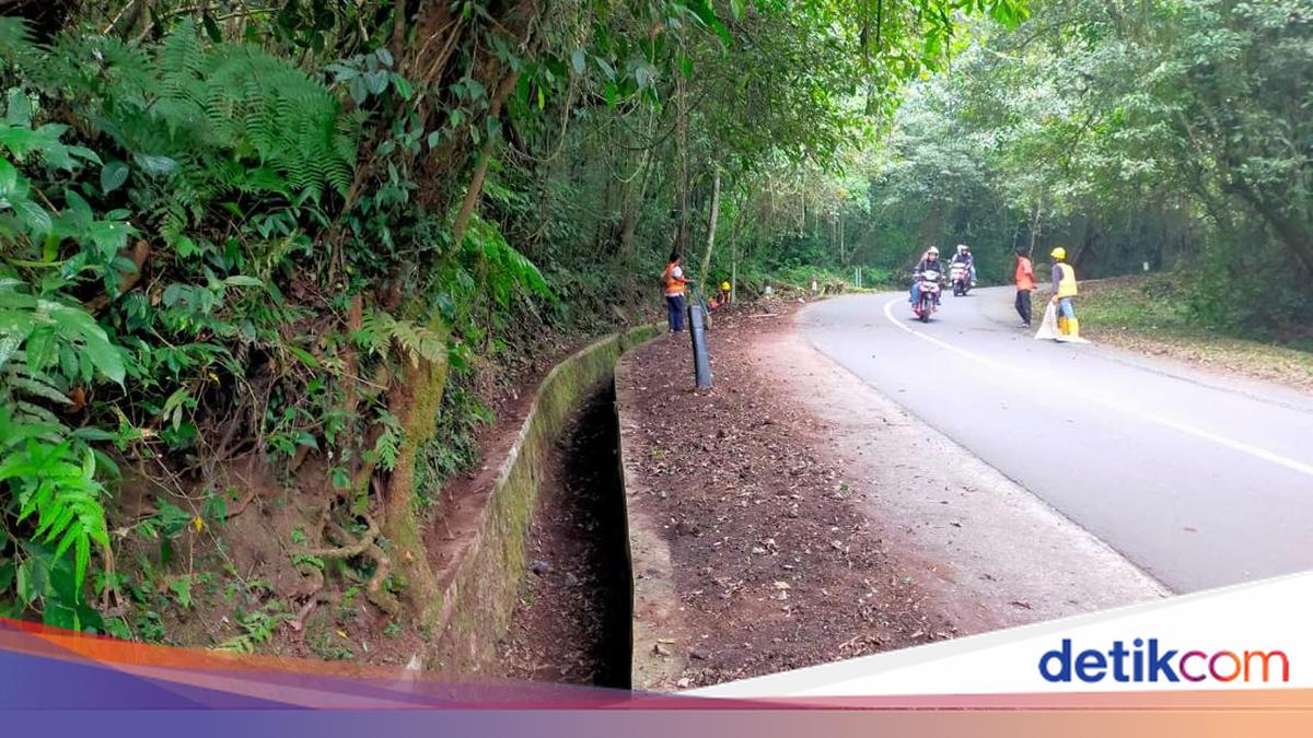NTB Provincial Government Dredges 11 Km of Drainage Sedimentation on Suela-Sembalun Road