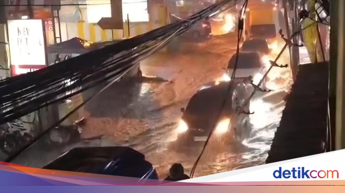 Flooding Submerges Bogor Road After Heavy Rain, Causing Traffic Jams