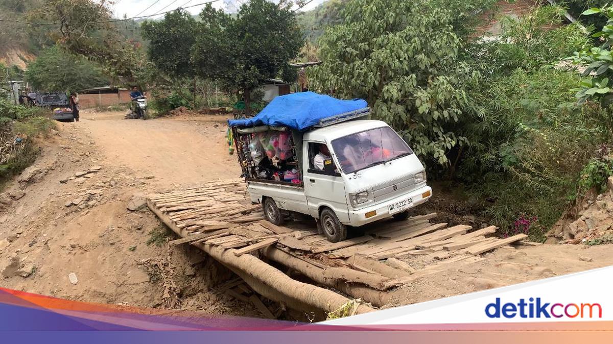 Broken Bridge in West Lombok Remains Unrepaired, Vehicles Forced to Use Makeshift Crossing