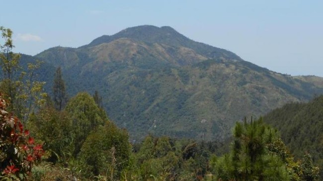 Locals Recall Former President Soeharto's Spiritual Visits to Sacred Sites in Java
