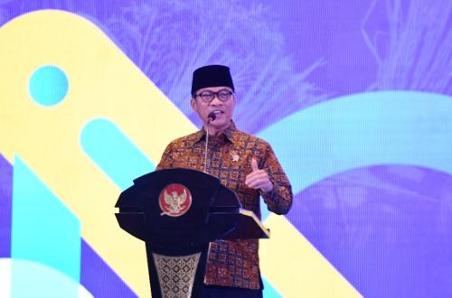 Minister: Claims That 'Red and White' Village Co-ops Will Kill Small Shops Are Lies