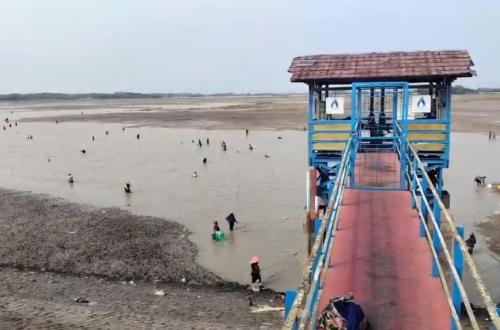 Cipancuh Reservoir Dries Up Due to Drought, Locals Flock to Harvest Fish