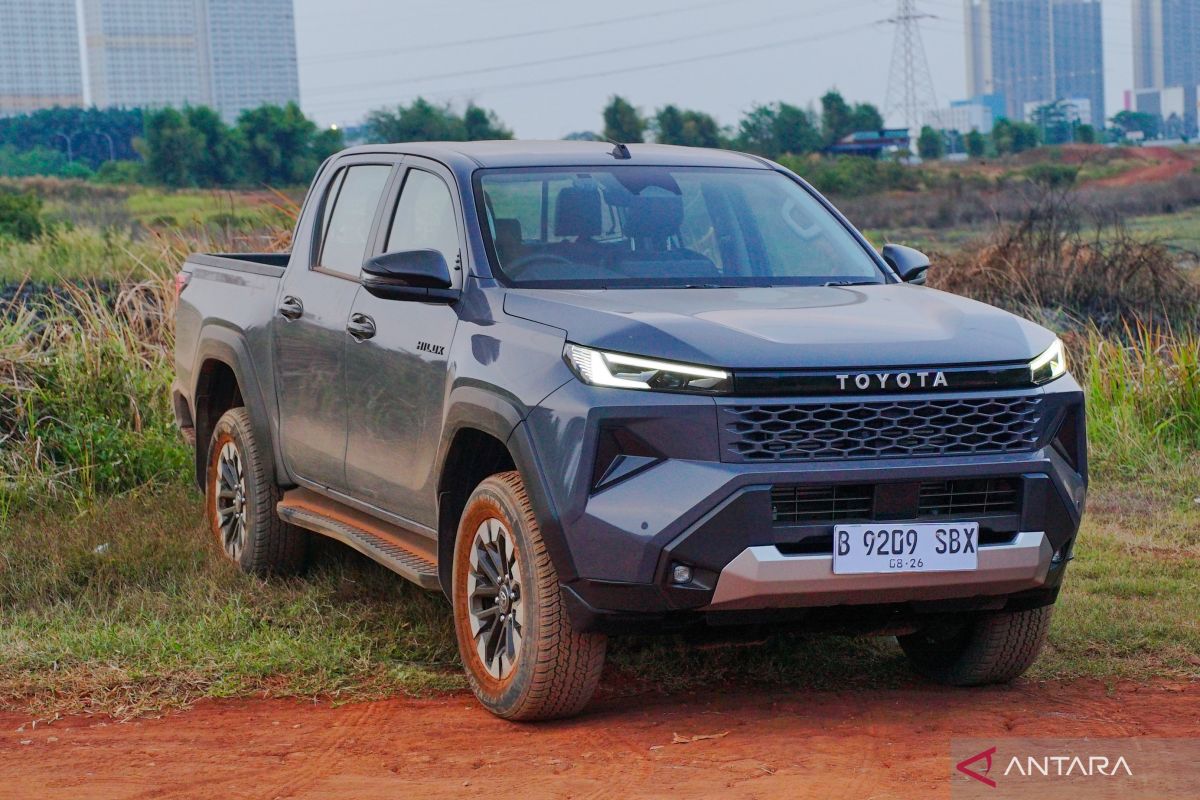 Testing the Latest Generation Toyota Hilux Double Cabin 'Cyber Sumo'