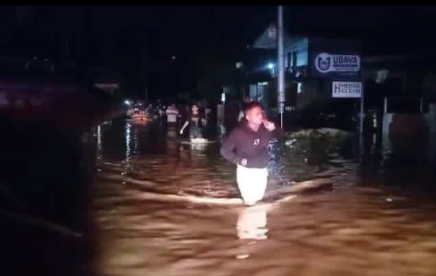 Joint SAR Team Evacuates Five Residents from Floods in Aia Pacah, Padang