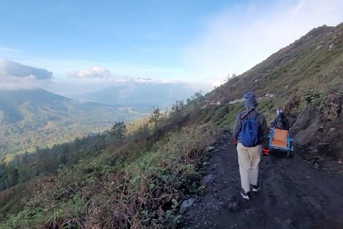 SAR team search for missing climbers on East Java's Mount Piramid