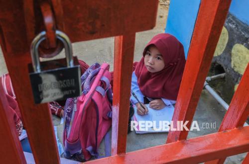 SDN 57 Kendari Gate Padlocked, Students Study Outside