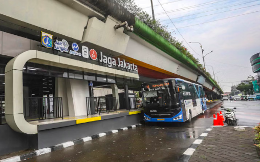 Commuters Urge Transjakarta to Handle Passenger Issues Professionally After Body Odour Incident
