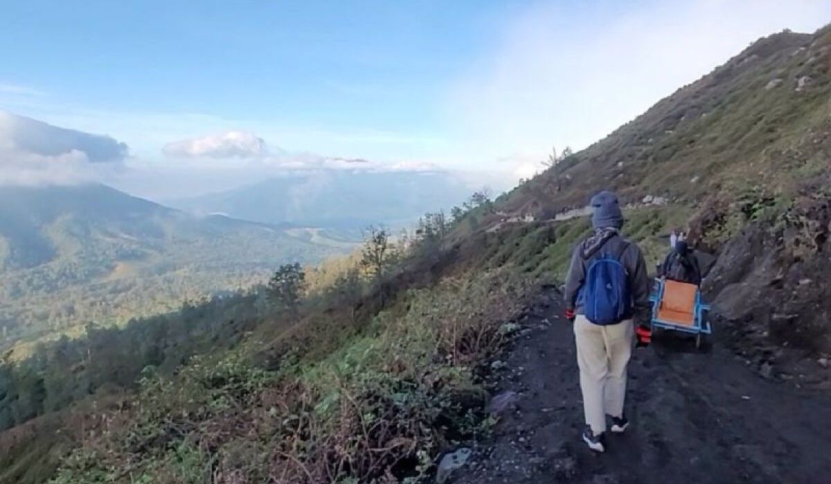 Joint SAR Team Searches for Two Missing Hikers on Mount Piramid, Bondowoso