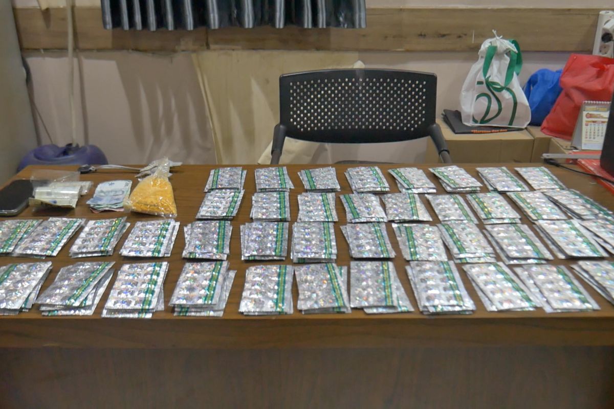 Police arrest distributor of thousands of illegal prescription pills in Cengkareng