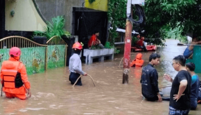 Floods in Padang Recede as Residents Begin Cleanup