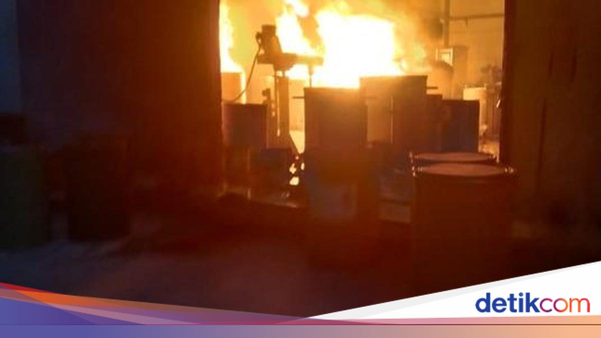 Warehouse in Tegal Alur, West Jakarta, Catches Fire