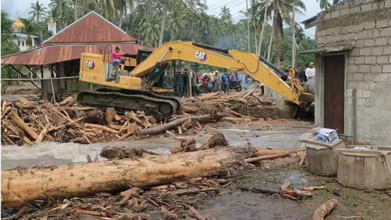 Floods in Padang Begin to Recede, Residents Return Home to Clean Up