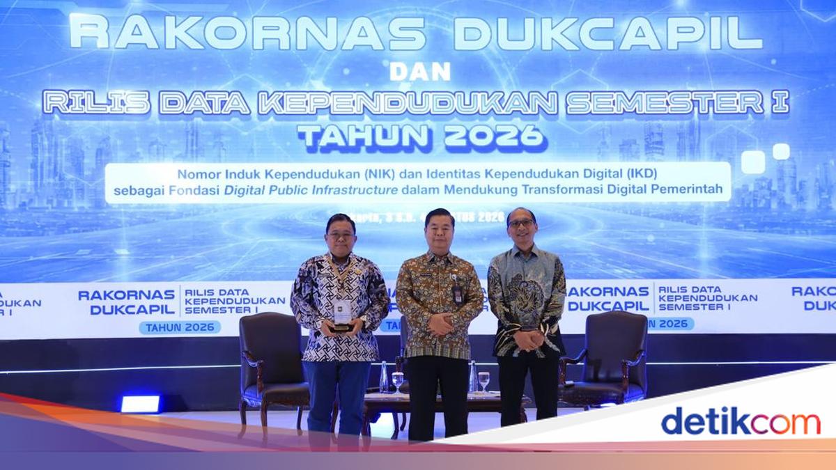 West Java Revenue Agency Promotes Samsat Kiosk Innovation at National Dukcapil Meeting