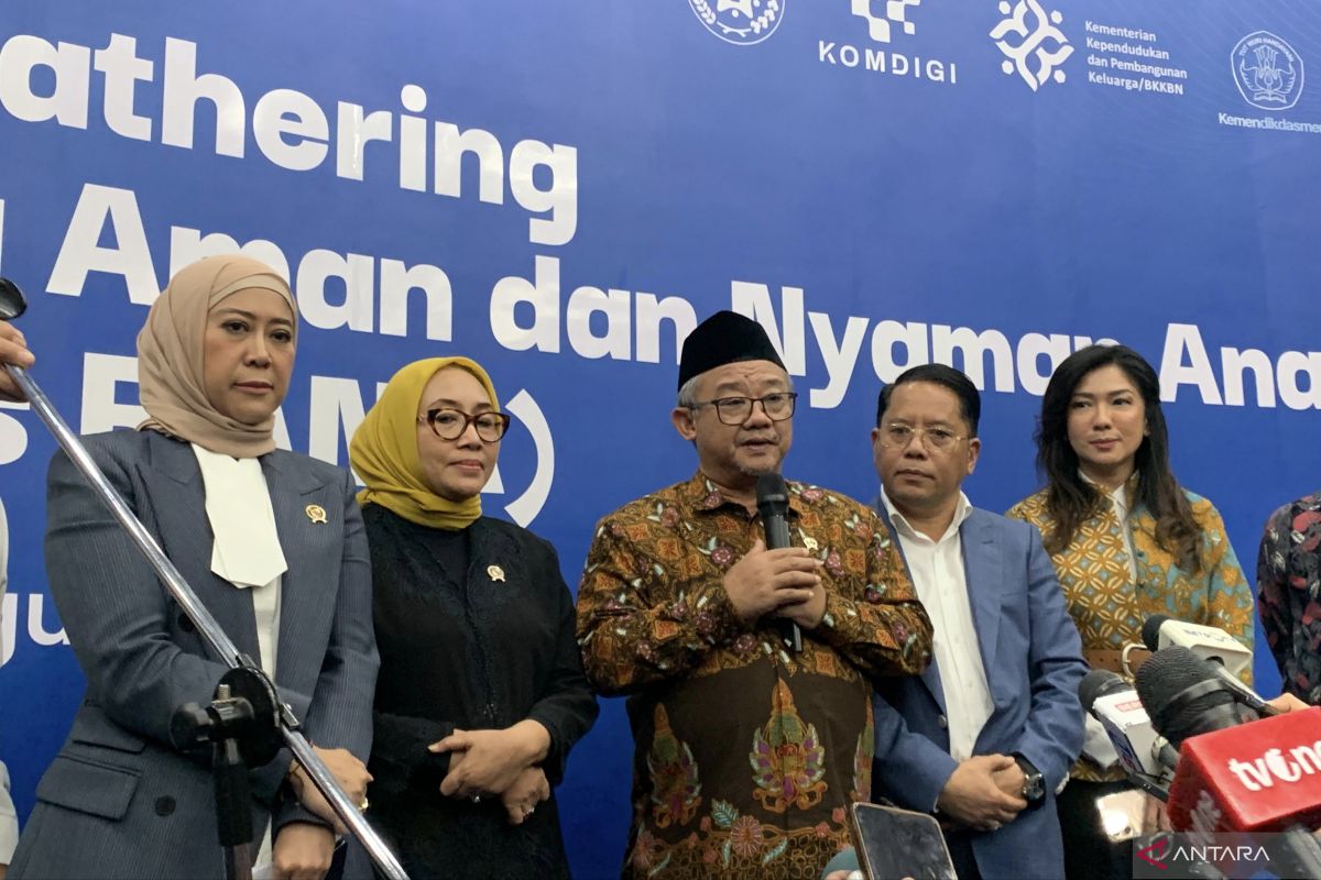 Minister: Gadget restrictions create safe school environment