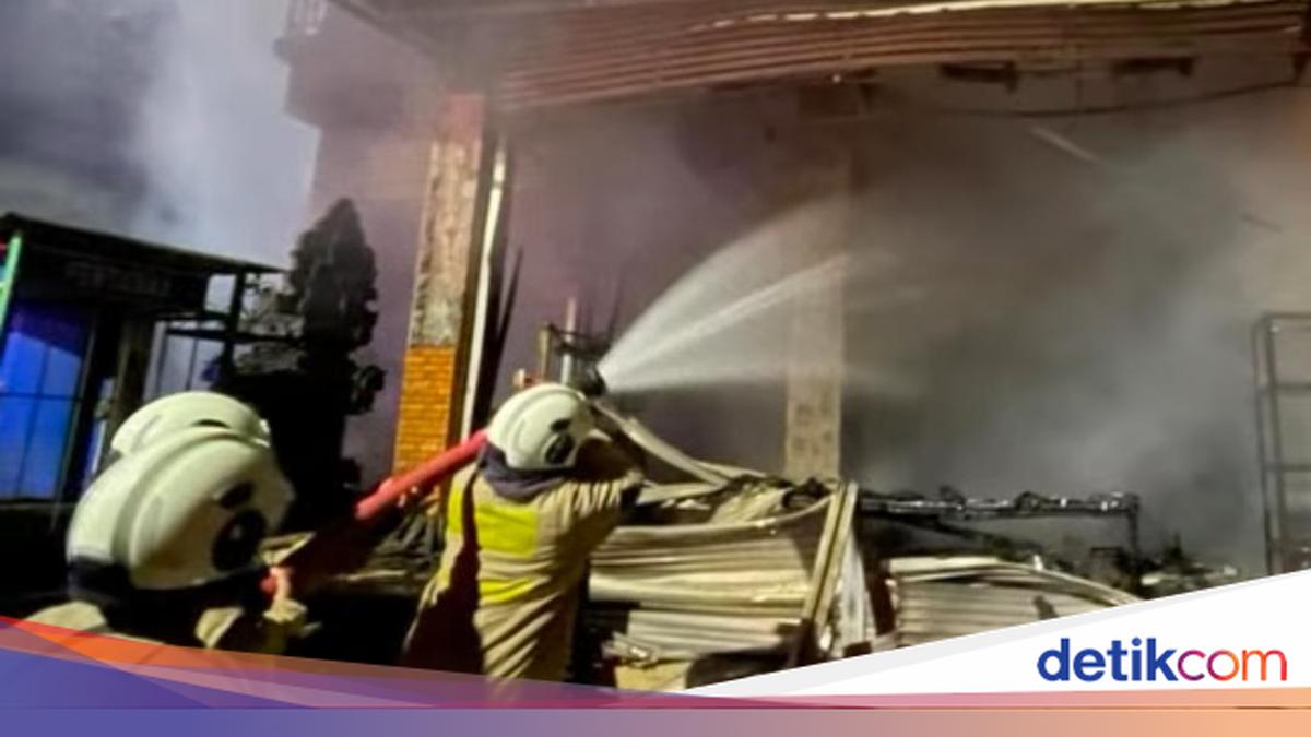 Residents Sound Warning Drums as Fire Destroys Grocery Store in Badung