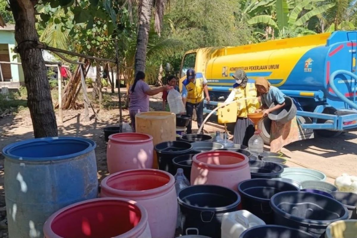 Public Works Ministry Distributes Clean Water to West Lombok Residents Affected by Drought