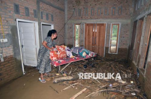 Residents Begin Cleaning Mud-Covered Homes After Padang Flash Flood